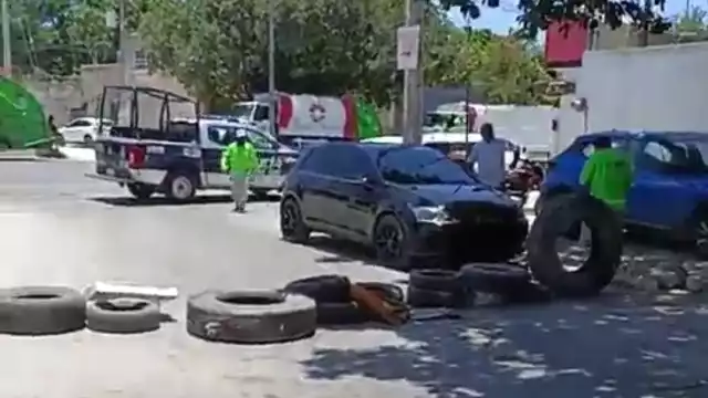 Los residentes cerraron el paso y aunque están los elementos policiacos presentes se niegan a dialogar