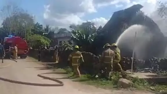 Los propietarios de la casa dijeron que desconocen cómo y dónde inicio el fuego Los propietarios de la casa dijeron que desconocen cómo y dónde inicio el fuego
