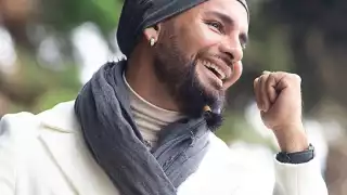 Señalan que promete apoyo emociona y luego abusa de las participante