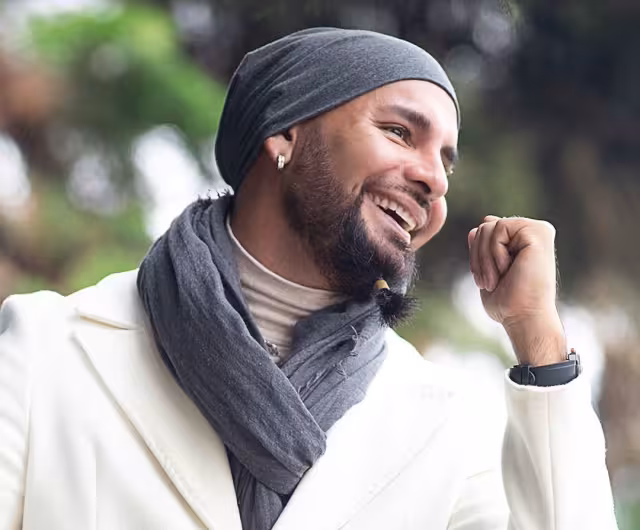 Señalan que promete apoyo emociona y luego abusa de las participante