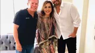 Julio César Chávez, junto a su esposa y Rafael Amaya