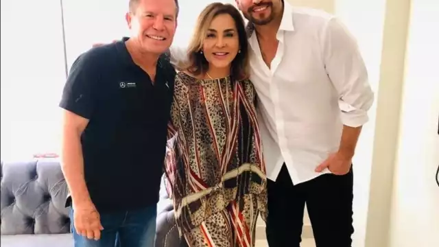 Julio César Chávez, junto a su esposa y Rafael Amaya