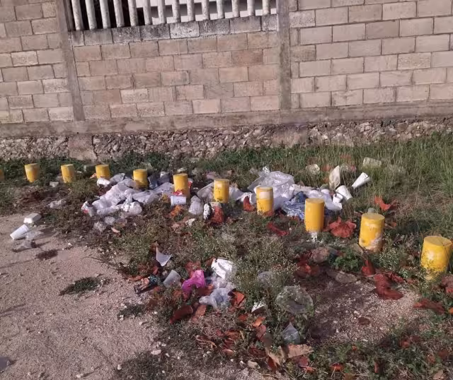 Entre vasos, platos y bolsas, son algunos de los residuos que hallaron los residentes de José María Morelos en la unidad deportiva