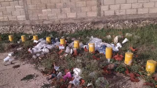 Entre vasos, platos y bolsas, son algunos de los residuos que hallaron los residentes de José María Morelos en la unidad deportiva