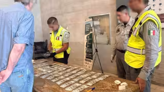 Extranjero fue detenido en el aeropuerto de Cancún por llevar en su equipaje 35 mil dólares sin declarar
