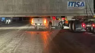 Al parecer, el conductor de una Pick Up se distrajo y no vio a la pesada unidad que cruzaba