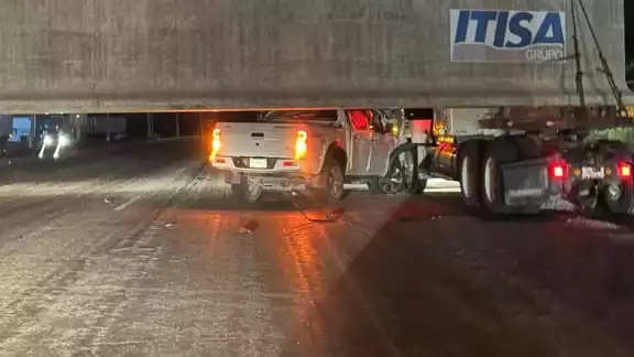 Al parecer, el conductor de una Pick Up se distrajo y no vio a la pesada unidad que cruzaba Al parecer, el conductor de una Pick Up se distrajo y no vio a la pesada unidad que cruzaba