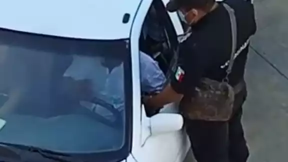 El policía recibía dinero a cambio de no multar El policía recibía dinero a cambio de no multar