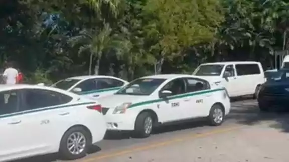 Los camiones de transporte han hecho que sus usuarios bajen del vehículo y caminen a causa del bloqueo Los camiones de transporte han hecho que sus usuarios bajen del vehículo y caminen a causa del bloqueo