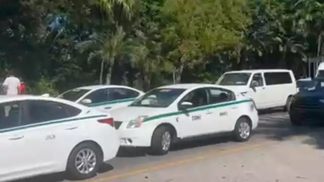 Los camiones de transporte han hecho que sus usuarios bajen del vehículo y caminen a causa del bloqueo