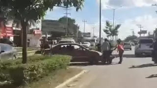 Falta de precaución provoca choque en la avenida Colosio de Champotón; una moto y un auto los involucrados