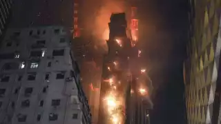 Los bomberos ya se encuentran trabajando en el lugar del incendio en Hong Kong