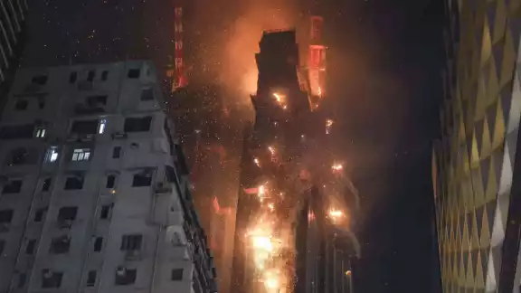 Los bomberos ya se encuentran trabajando en el lugar del incendio en Hong Kong Los bomberos ya se encuentran trabajando en el lugar del incendio en Hong Kong