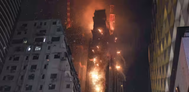 Los bomberos ya se encuentran trabajando en el lugar del incendio en Hong Kong