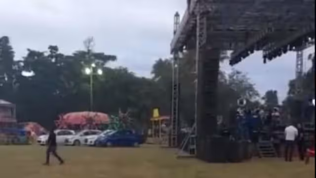 En el lugar de la supuesta posada hubo grupos musicales y muchos regalos . Foto: Twitter @Mtro_CCastaneda