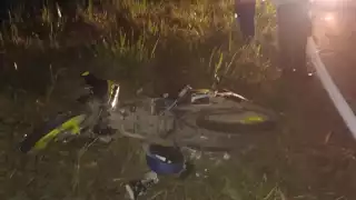 El conductor derrapó con la unidad y se salió de la carretera