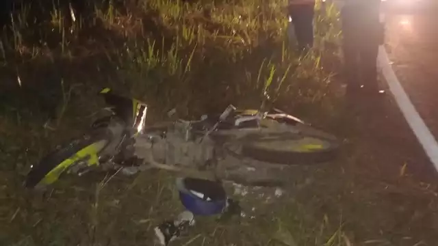 El conductor derrapó con la unidad y se salió de la carretera