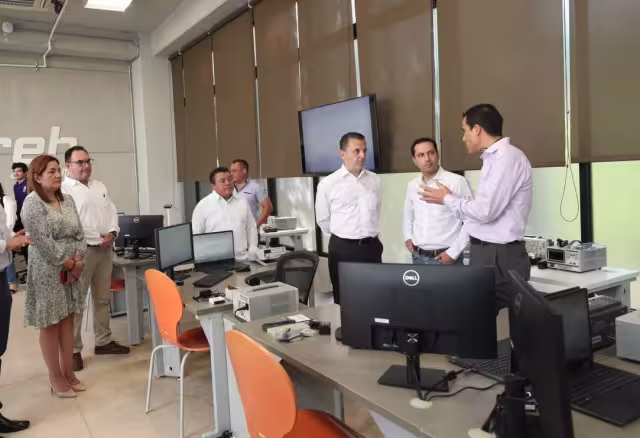 Mauricio Vila el Centro de Desarrollo de Ingeniería para capacitar estudiantes de la UPY