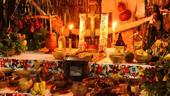El Hanal Pixán tiene otros elementos distintos al altar de Día de Muertos El Hanal Pixán tiene otros elementos distintos al altar de Día de Muertos