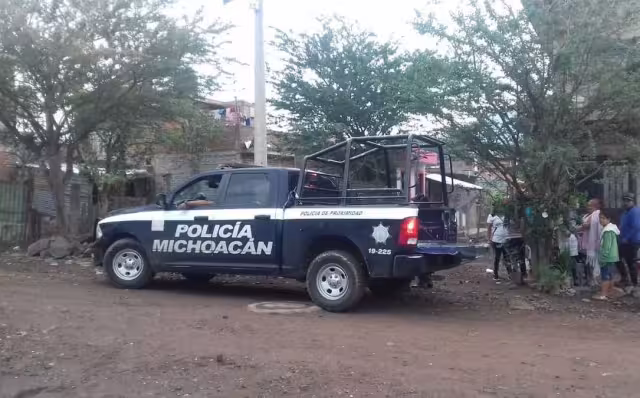 Esteban Cruz, dirigente y locutor radial de una comunidad indígena del estado de Michoacán