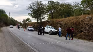 Conductor de una camioneta sufre accidente entre Haltunchén y Villamadero en Seybaplaya
