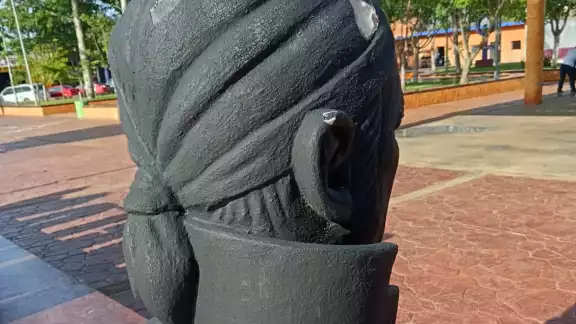 El busto de José María Morelos luce muy dañado.