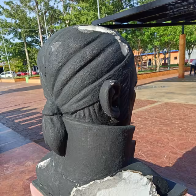 El busto de José María Morelos luce muy dañado.