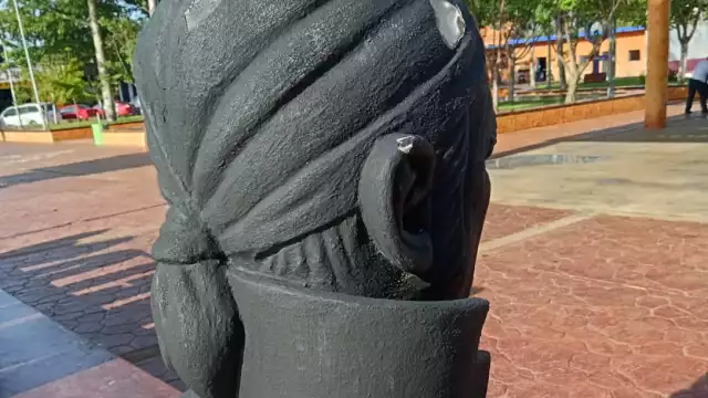 El busto de José María Morelos luce muy dañado.