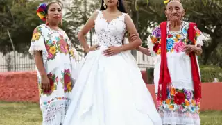 En la publicación con fecha del 22 de enero, Guillermo Alayón compartió más una docena de fotografías de trajes de novia y trajes típicos de la Península de Yucatán