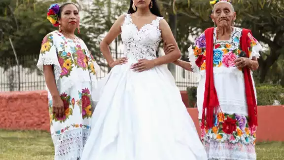 En la publicación con fecha del 22 de enero, Guillermo Alayón compartió más una docena de fotografías de trajes de novia y trajes típicos de la Península de Yucatán