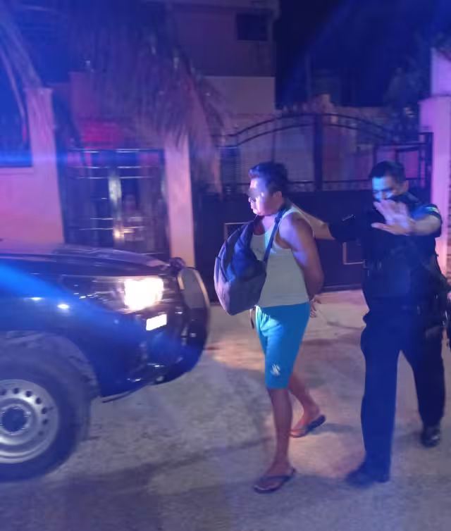 El hombre fue trasladado a las instalaciones de la Fiscalía General de Quintana Roo en la Riviera Maya