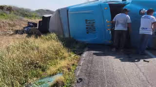 Se voltea tráiler en la carretera federal 180 entre Isla Aguada y Sabancuy en Campeche