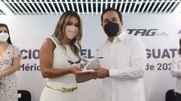 Mauricio Vila acudió a la recepción del primer vuelo desde Guatemala