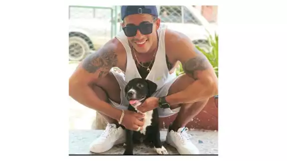 El cachorro a penas tenía tres meses de edad y en cuanto amaneció el chico lo subió a su motocicleta para que un veterinario lo atendiera El cachorro a penas tenía tres meses de edad y en cuanto amaneció el chico lo subió a su motocicleta para que un veterinario lo atendiera