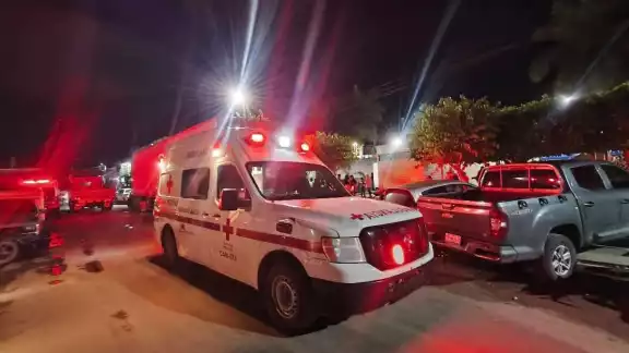 Cruz Roja auxilia a dos mujeres descompensadas durante el Grito de Independencia en Escárcega