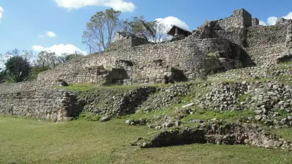 Los visitantes ya pueden ingresar a la zona arqueológica de Acanceh y así contemplar a centímetros los imponentes mascarones de estuco Los visitantes ya pueden ingresar a la zona arqueológica de Acanceh y así contemplar a centímetros los imponentes mascarones de estuco