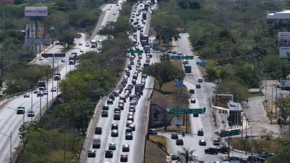 Hasta 8 mil vehículos se aglomeran en un sólo tramo en horas pico Hasta 8 mil vehículos se aglomeran en un sólo tramo en horas pico
