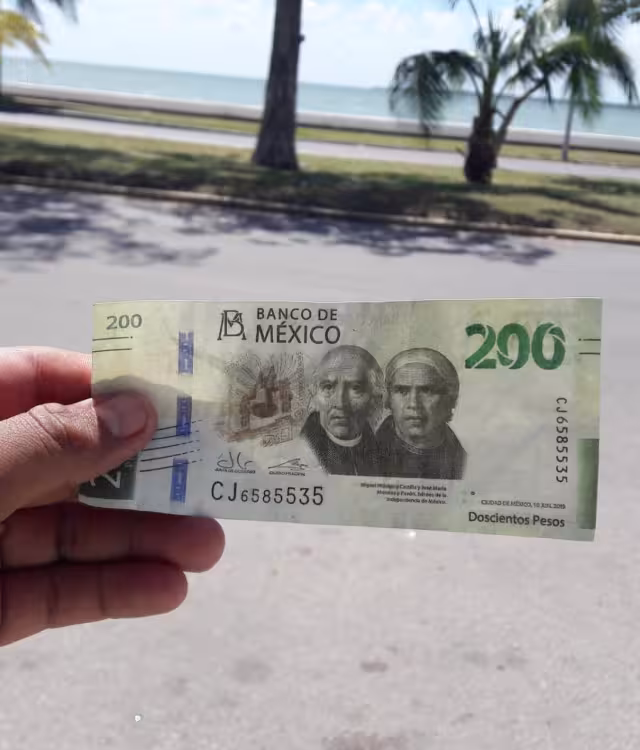 Tras analizar el billete con el que le pagaron, detectó que no contaba con medidas de seguridad y el papel era diferente