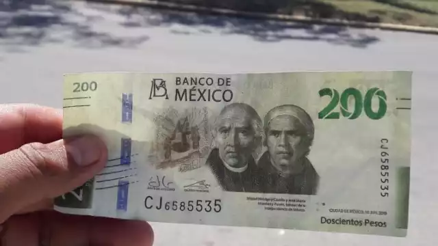 Tras analizar el billete con el que le pagaron, detectó que no contaba con medidas de seguridad y el papel era diferente