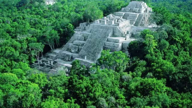 La Danta, ubicada en el Petén, Guatemala es considerada la más voluminosa del área maya