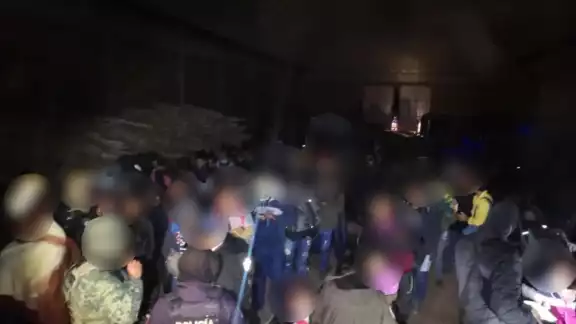 Autoridades aseguran a cerca de 300 migrantes en predio en la carretera México - Querétaro