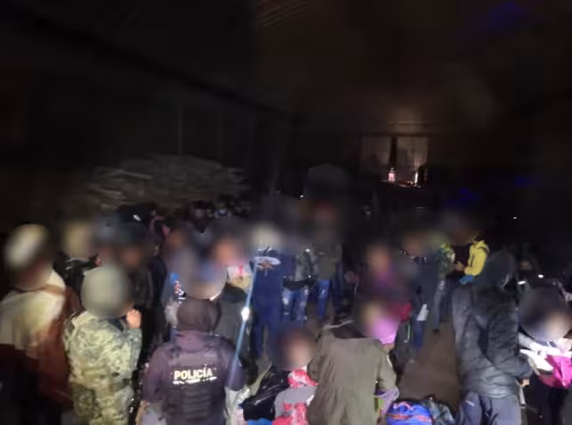 Autoridades aseguran a cerca de 300 migrantes en predio en la carretera México - Querétaro