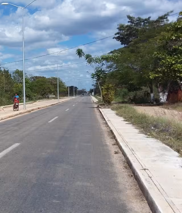 La carretera también es lugar donde personas foráneas se dedican a ingerir bebidas embriagantes en cualquiera de los clandestinos ubicados a lo largo