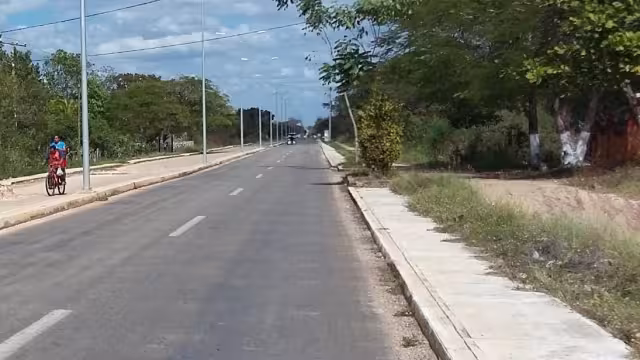 La carretera también es lugar donde personas foráneas se dedican a ingerir bebidas embriagantes en cualquiera de los clandestinos ubicados a lo largo