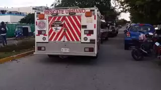 Un hombre amenaza lanzarse del techo