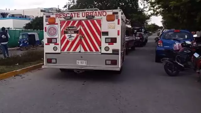 Un hombre amenaza lanzarse del techo