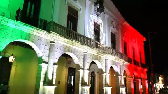 Para no dejar pasar inadvertidas las celebraciones patrias, iluminaron el palacio con los colores de la bandera del país Para no dejar pasar inadvertidas las celebraciones patrias, iluminaron el palacio con los colores de la bandera del país