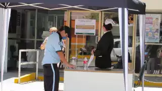 Trascendió que el personal médico y de enfermería ha tenido que adecuar los horarios y turnarse para cubrir la jornada de vacunación