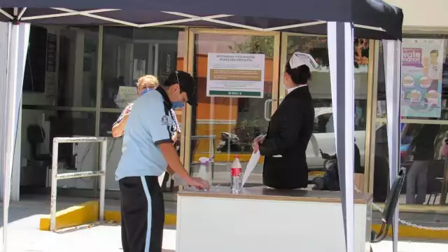 Trascendió que el personal médico y de enfermería ha tenido que adecuar los horarios y turnarse para cubrir la jornada de vacunación