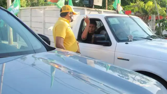 Hombres a bordo de una camioneta y un equipo de sonido a todo volumen se dedicaron a seguir a la candidata en Leona Vicario